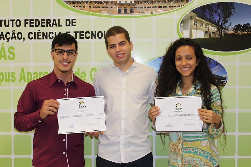 Matheus de Oliveira Soares (centro), formando de Engenharia Civil do IFG Câmpus Goiânia, com os estudantes Roniel Ribiero Costa e Mirian Raquel Borba, do curso de Engenharia Civil no Câmpus Aparecida de Goiânia, ao receberem seus certificados pelo Treinamento Revit